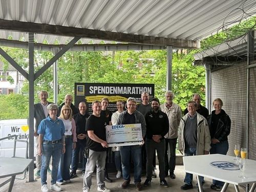 Spendenmarathon Edeka Arlt Gruppenfoto.jpeg Spendenmarathon Edeka Arlt Gruppenfoto.jpeg